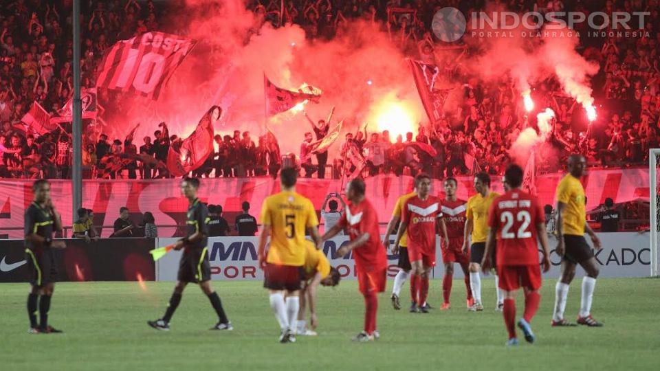 Juni 2014, Indonesia Legends kalah 2-5 melawan Football Legends yang terdiri Fabio Cannavaro, Nesta, Zambrotta, Materazzi. Juga ada Rui Costa, Deco, Figo, Vieira, dan Nakata. 